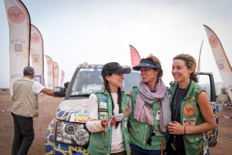 The Hoehn sisters with their mom Karen (Image: Rallye Aicha des Gazelles)